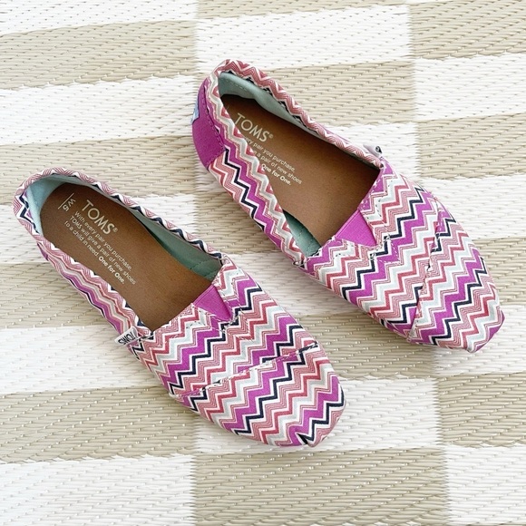 NEW TOMS Classic Pink Canvas Chevron Flats - Picture 2 of 8